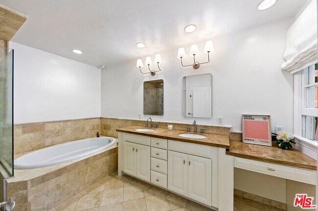 Building Photo - 3644 Goodland Ave