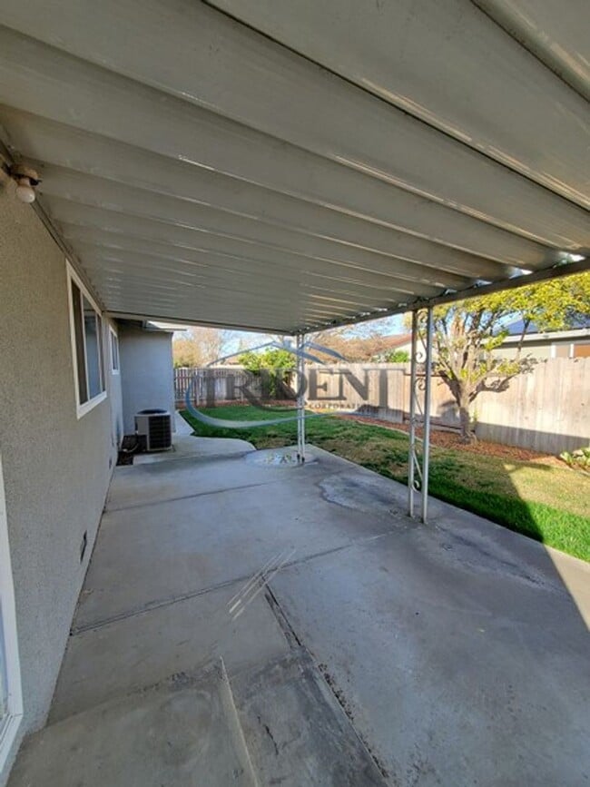 Building Photo - This is a cute 4 bedroom, 2 bath house in an established Woodland community