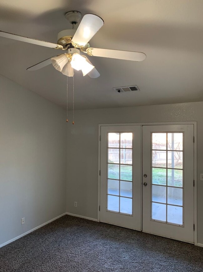 Building Photo - 3 Bedroom 2 Bath