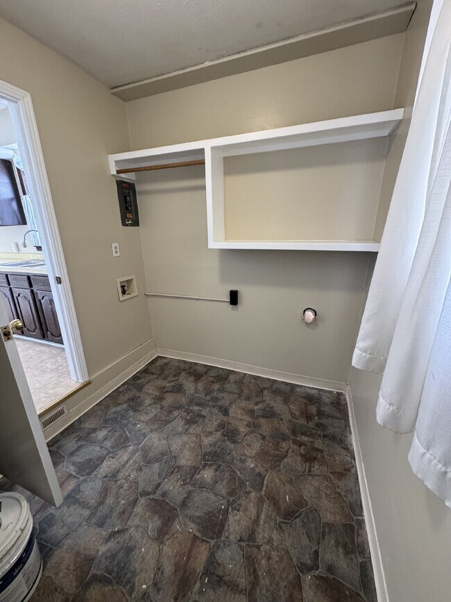 Building Photo - "Charming 2-Bedroom Retreat on South Walnut Street – Cozy Comfort Awaits in Wichita!"