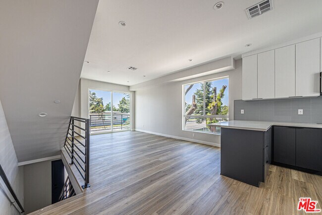 Building Photo - 6702 Balboa Blvd