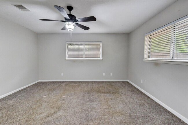 Building Photo - 803 Rosewood Dr