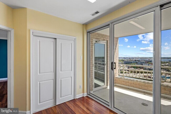 Building Photo - 100 Harborview Dr