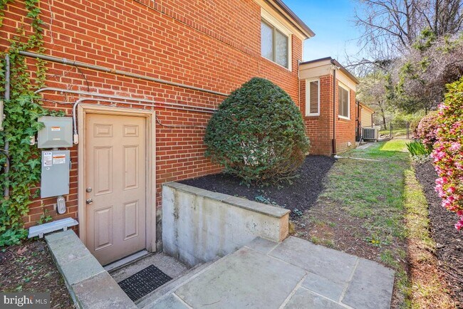 Building Photo - 1801 Primrose Rd NW