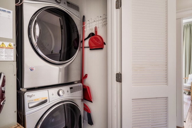 Building Photo - 105 W 7th St