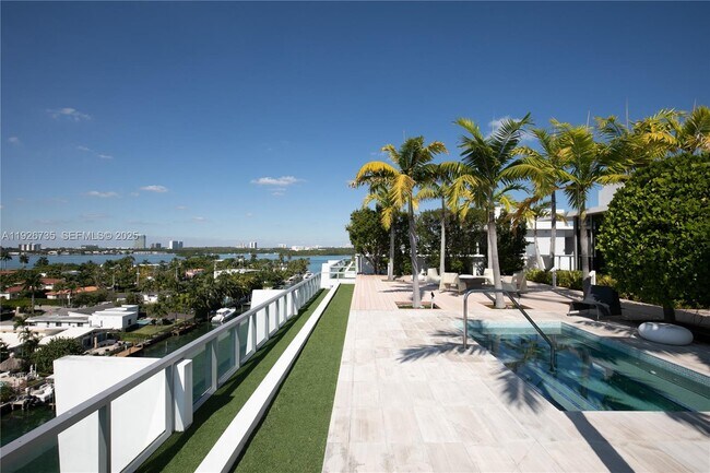 Building Photo - 9940 W Bay Harbor Dr