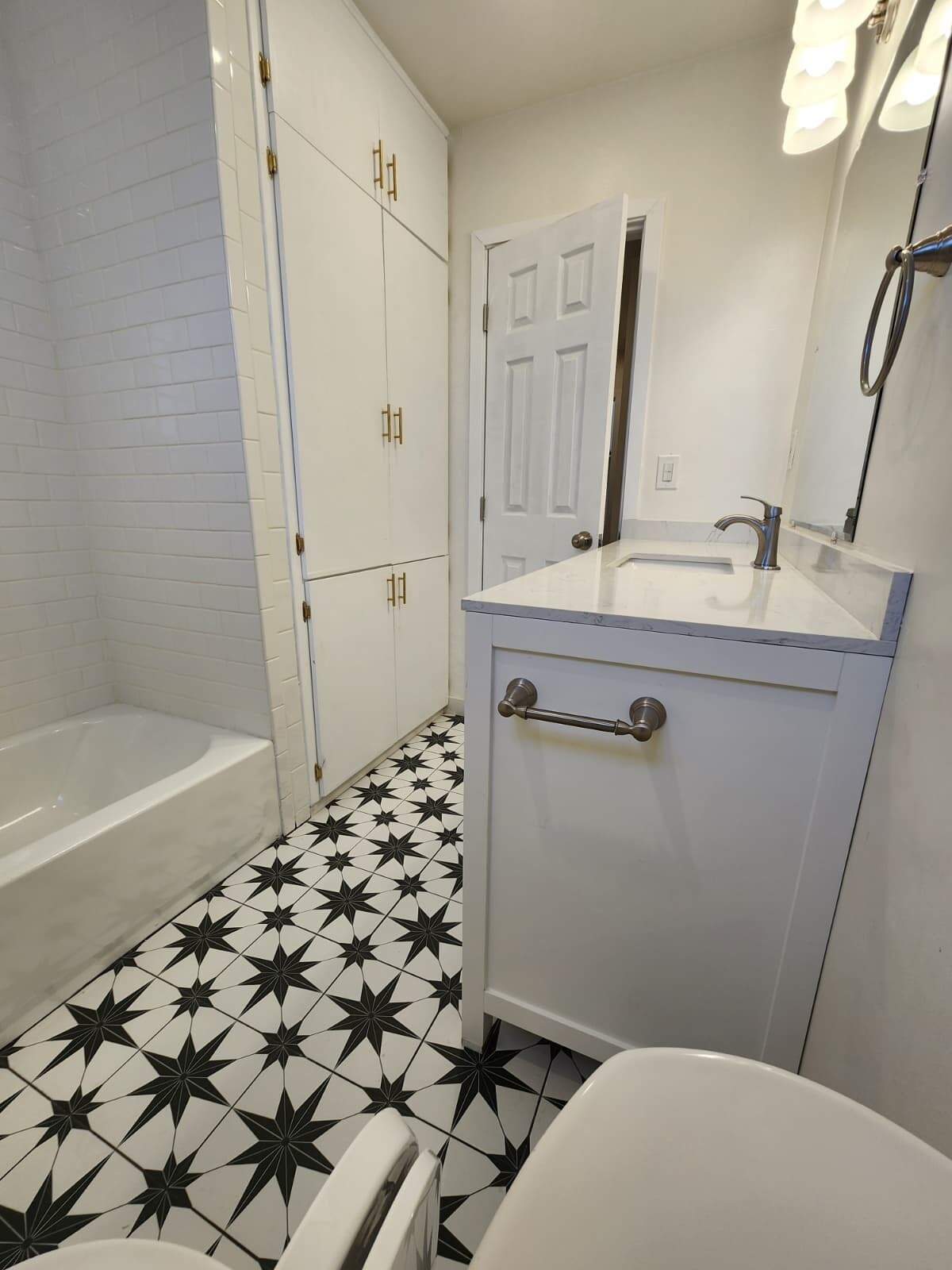 Building Photo - 1414 S Orange Grove Ave