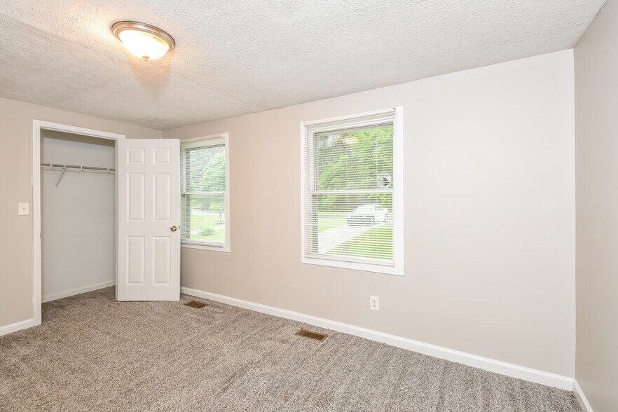 Building Photo - 3332 Chesterfield Ct