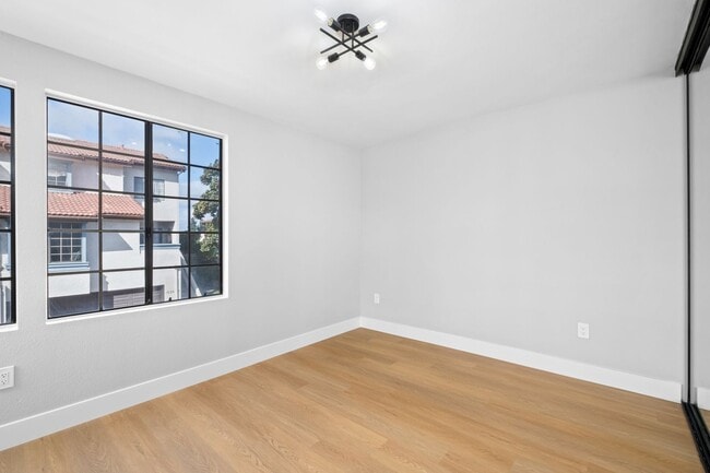 Building Photo - Move-In-Ready Townhome-Style Unit in Chula Vista!