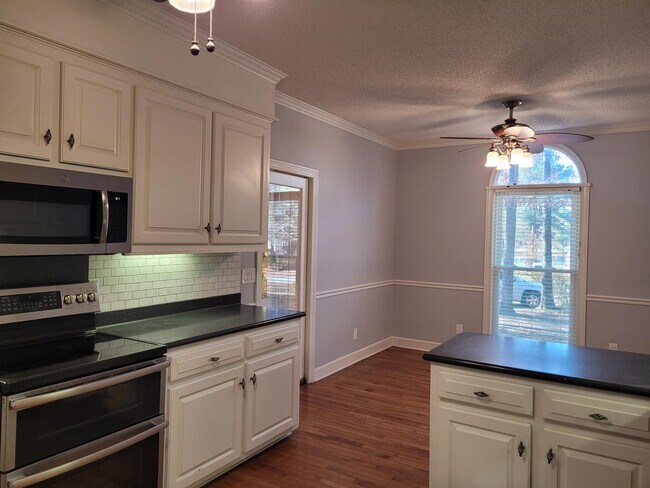 Building Photo - 850 Torrey Pines Dr