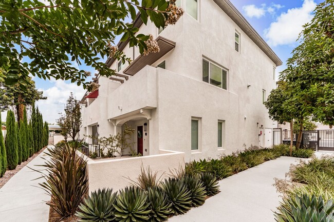 Building Photo - Beautiful Condo