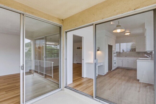 Building Photo - HUGE TOP FLOOR 2 BED 2 BATH IN PRIME SANTA MONICA! -FIREPLACE, BALCONY & GARAGE PARKING SPACE