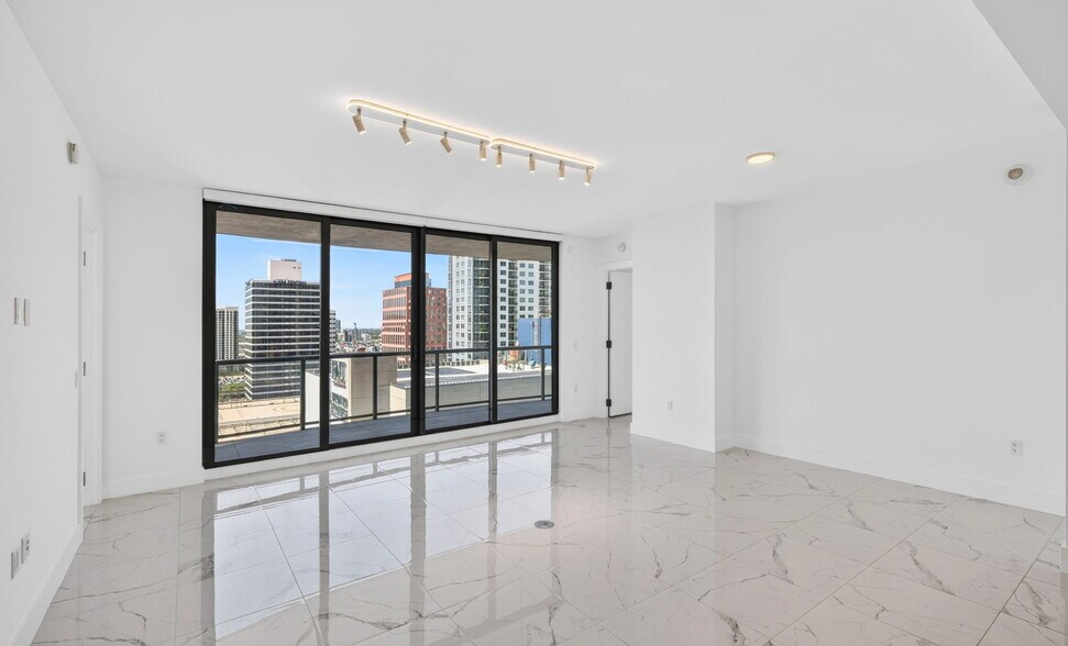 Building Photo - 100 E Las Olas Blvd