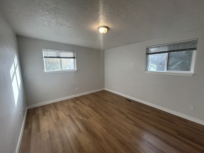 Building Photo - Ivy Circle Apartment