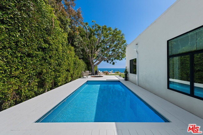 Building Photo - 28926 Cliffside Dr