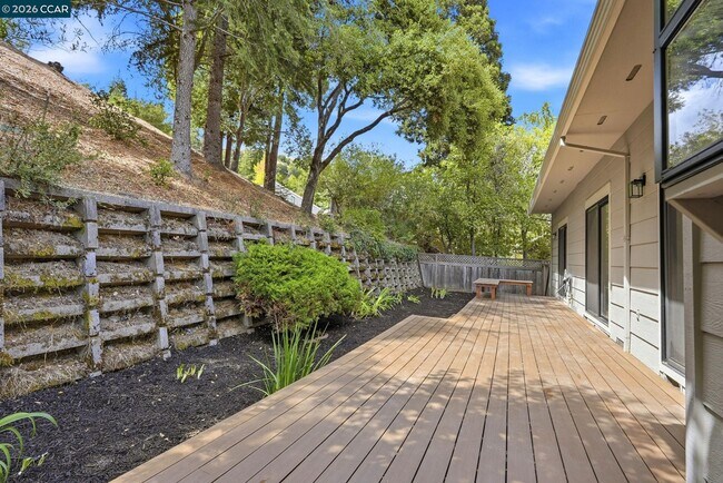 Building Photo - 900 Augusta Dr