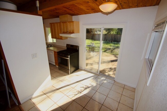 Building Photo - 2 Bedroom 1 bath - Bennett Valley