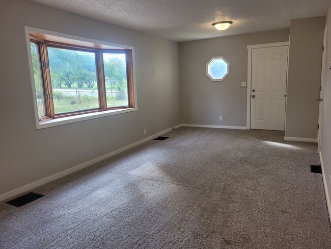 Building Photo - 1 Bedroom, 1 Bathroom Home near Iowa State...