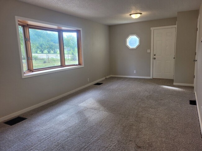 Building Photo - 1 Bedroom, 1 Bathroom Home near Iowa State Fairgrounds