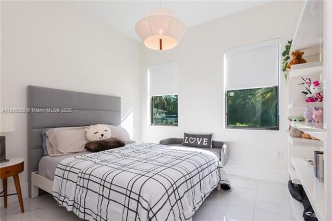 Building Photo - 17320 SW 92nd Ct