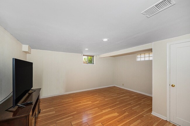 Building Photo - FURNISHED, Spacious 3 bedroom home in the heart of University!