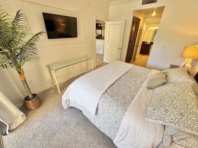 Building Photo - Great opportunity condo in a highly desirable central Las Vegas location