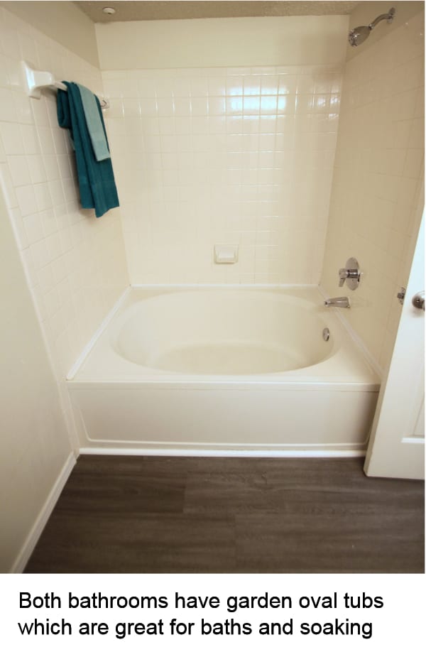 Garden oval bathtubs in both bathrooms - 1942 Oxford Ln
