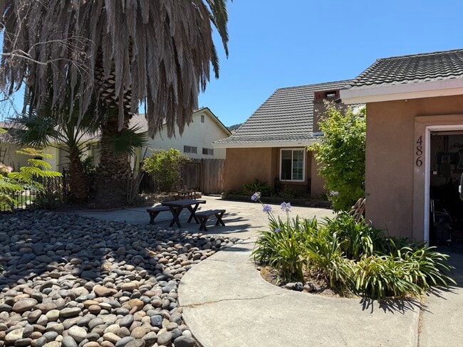 Building Photo - 486 Waskow Dr