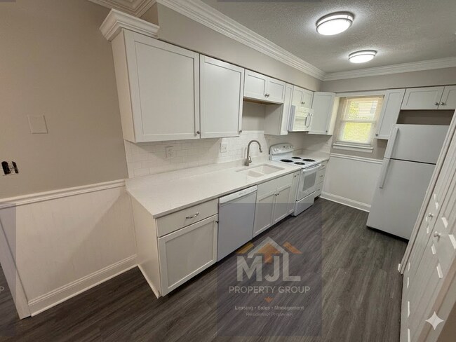 Building Photo - Renovated 2 Bedroom / 1 Bath Apartment W/ 1 Car Garage