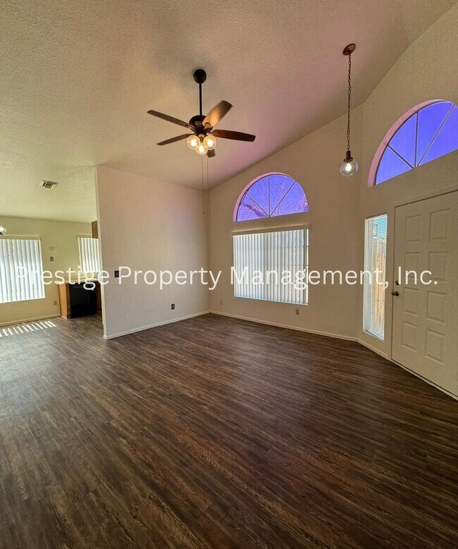 Building Photo - Very Cute South West Side 3/2!! Call Now!