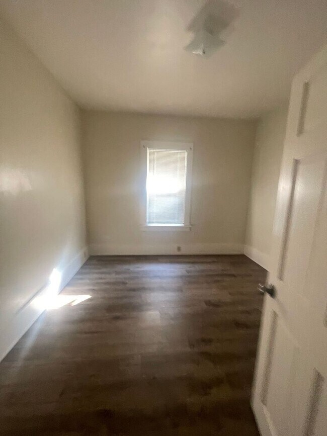 Building Photo - 728 W 3rd St