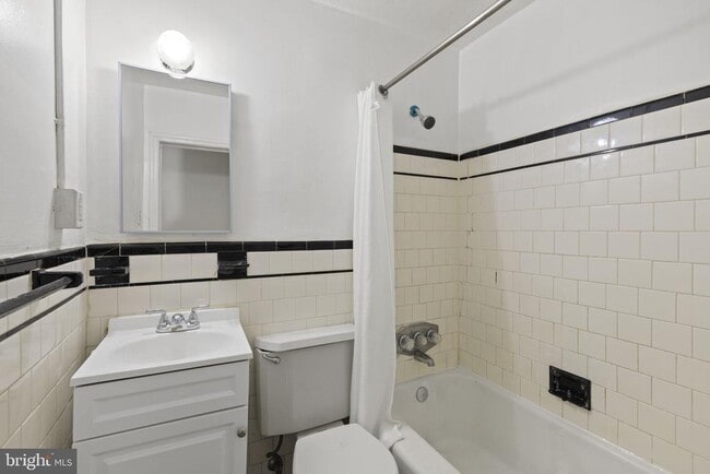 Building Photo - 5626 Midwood Ave