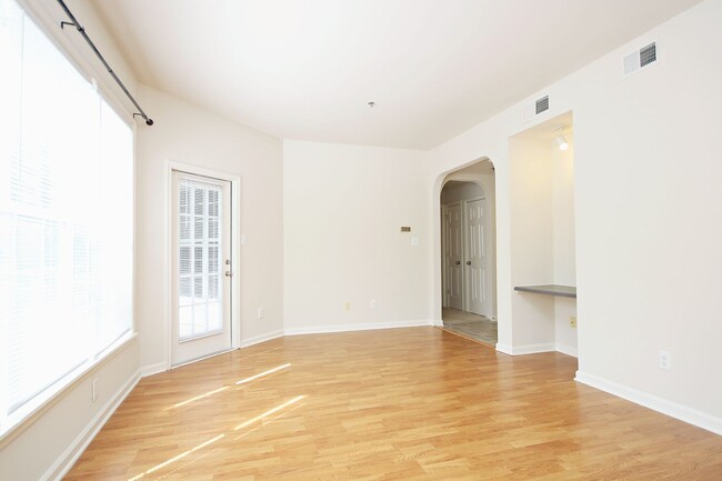 Building Photo - Spacious Lower-Level Riverbend Condo (Appl...