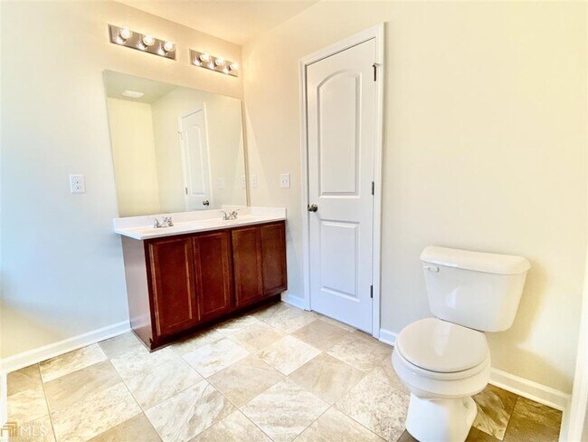 Building Photo - Wow! Like new, 3 bed, 2.5 baths, tile floo...