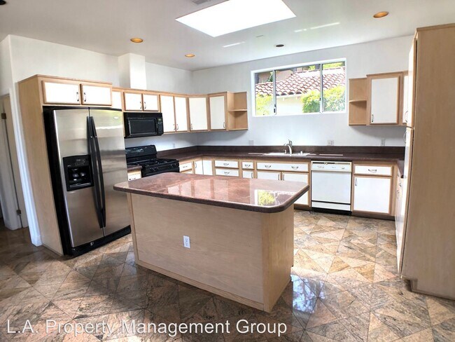 Building Photo - 1890-1896 Silver Lake Blvd