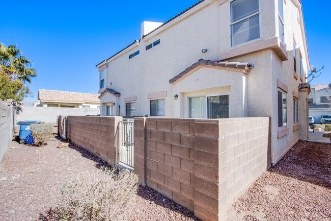 Building Photo - Lovely 4 bedroom 2.5 bath townhome in North Las Vegas gated community with a pool!
