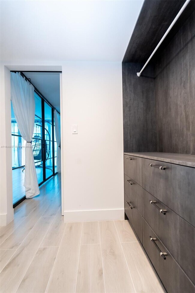 Building Photo - 18081 Biscayne Blvd