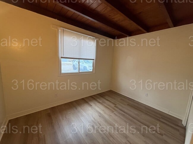 Building Photo - $1195 - 3 bed 2 bath - Single Family Home