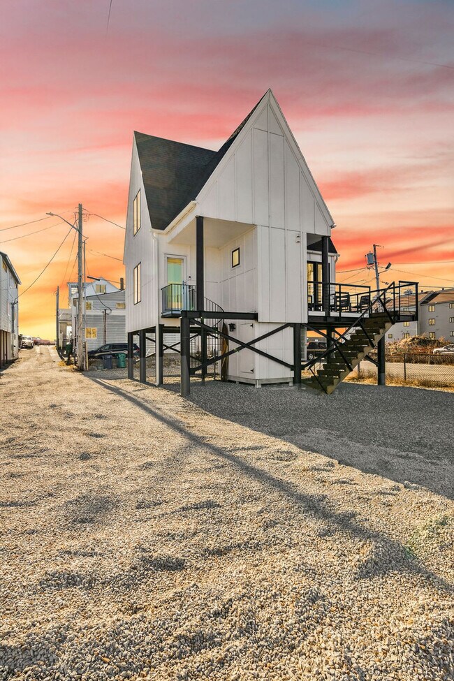 Building Photo - 10 Anchor St