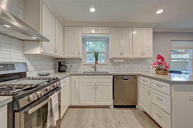 Building Photo - 5806 Cartagena St