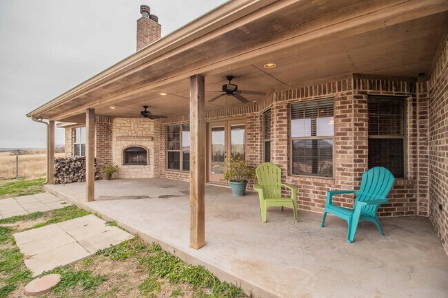 Building Photo - Beautiful Traditional Home on Over an Acre in Weatherford!