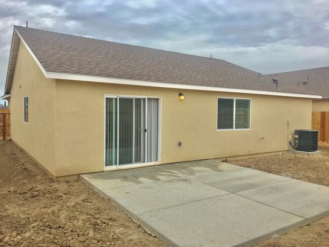 Building Photo - S.E Merced: $1875 3 bedroom 2 bath home wi...