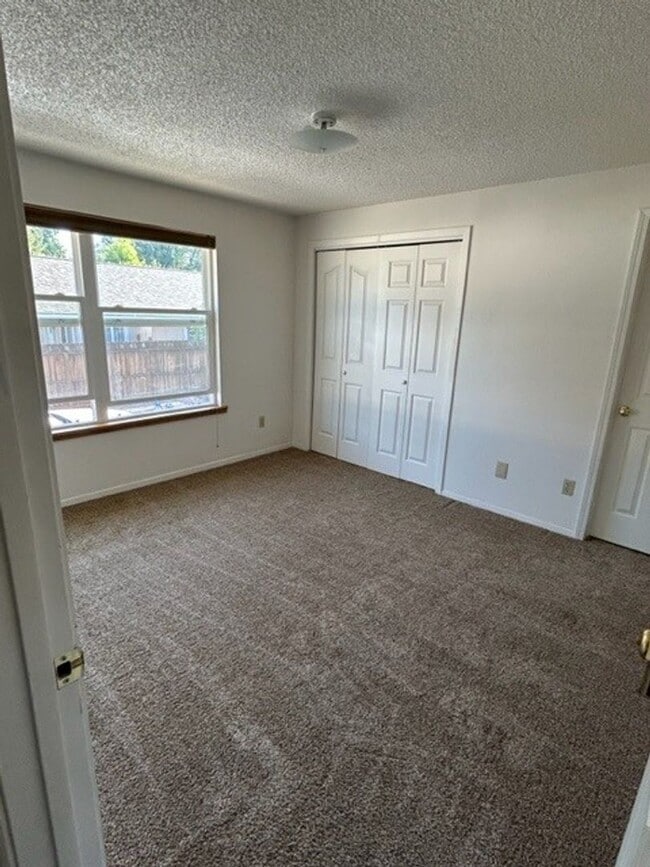 Building Photo - 2 bed 1.5 bath in Corvallis, near schools