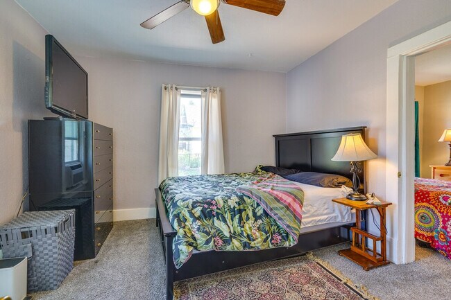 Building Photo - 2509 E Routt Ave