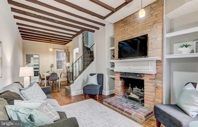 Building Photo - 825 S Charles St