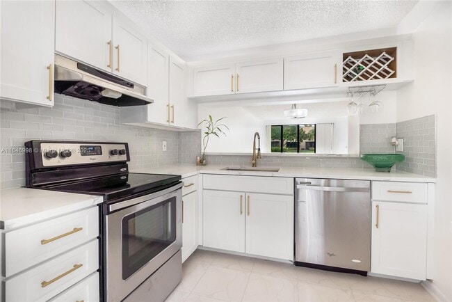 Building Photo - 3952 Cocoplum Cir