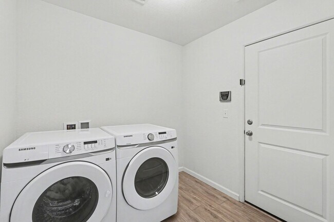 Building Photo - Stunning 4bed/3bath Oakwood Model Home in Erie