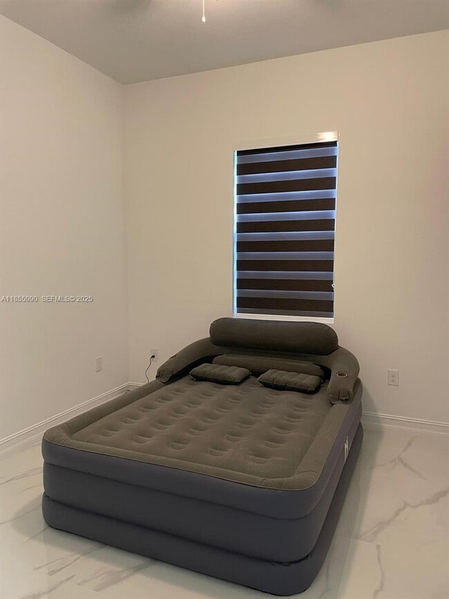 Building Photo - 425 Majors Ave S