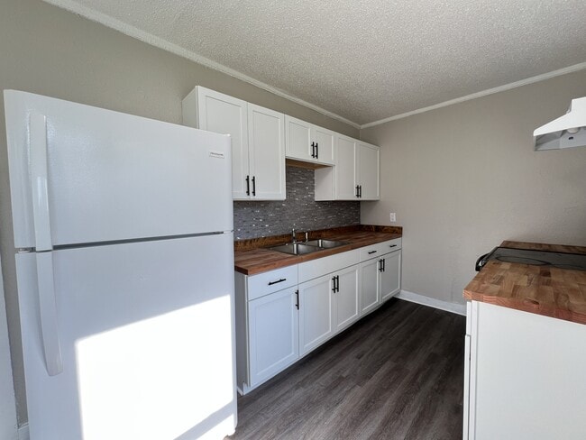 Building Photo - 1008 Rhomberg Ave