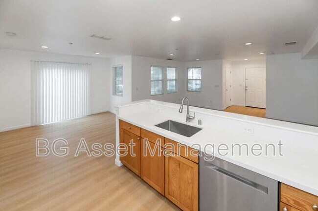 Building Photo - 128 Kingfisher St